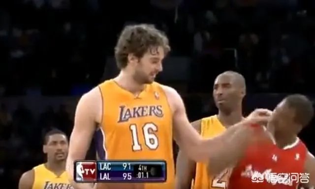 勇士主场险胜热火，赛后利文斯顿摸了韦德的头，是不是对韦德的不尊重呢？