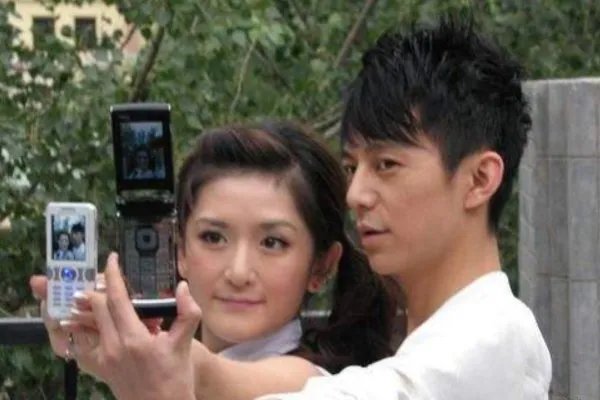 到底发生了什么，何炅和谢娜的友谊的小船被爆翻船？