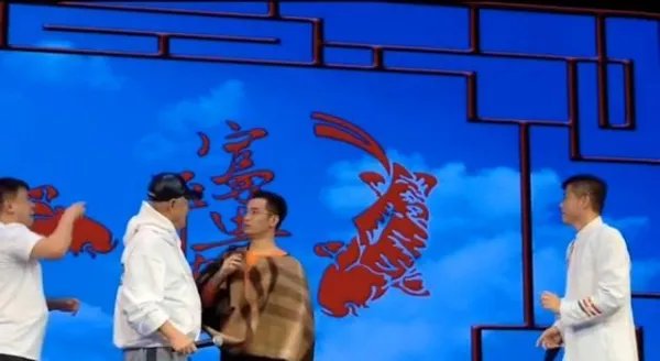 赵本山登台表演遭“女粉丝”文松拥抱索吻，有多欢乐？