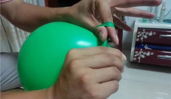 普通气球打结方法图解