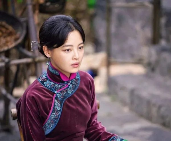 辛芷蕾奇怪的嘴巴引起广大争议，是天生的形状还是整容失败？