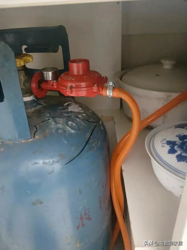 无锡燃气爆炸，对遇难的人表示悲伤，请问煤气罐起火，应该先灭火还是先关阀门？