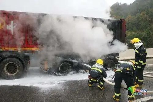 金华货车高速起火过路司机狂奔数米灭火，发现货车起火该如何救援？