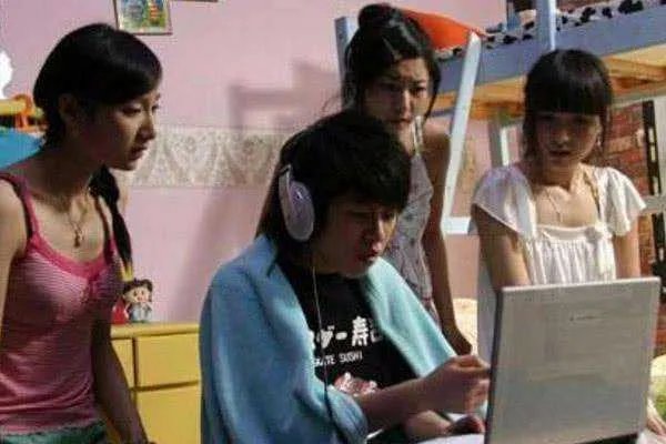 高校要求学生到操场锻炼人脸打卡,为何现在的大学生不爱运动了?