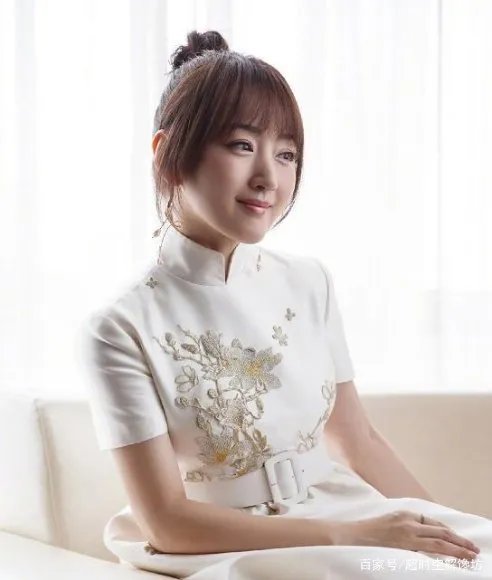 杨钰莹越老越有味道，穿复古裙装气质迷人，身材曲线有多好？