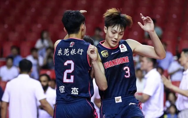 李晓旭受伤后，赵继伟怒砸地板，杨鸣眉头紧锁，为何总经理李洪庆却累到打哈欠？