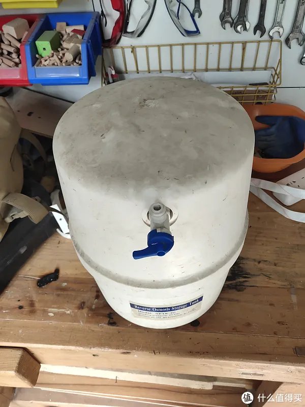 RO净水机到底选有桶还是无桶？拆解使用6年的压力桶给你结论