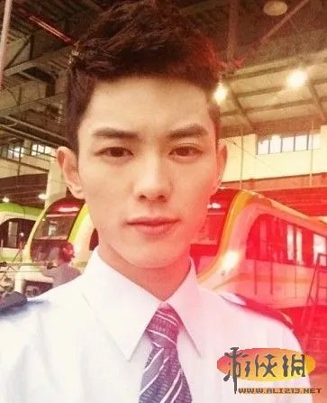 史上最帅地铁司机走红 女网友组团坐地铁围观