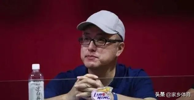 李晓旭受伤后，赵继伟怒砸地板，杨鸣眉头紧锁，为何总经理李洪庆却累到打哈欠？