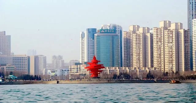 大批优质企业总部搬迁到济南，尴尬的青岛又该如何抉择？