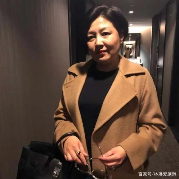 李咏去世后哈文曝近照,心态平静婚戒未取。你怎么看呢?