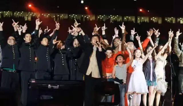 第一个在鸟巢开个人演唱会的歌手是谁？