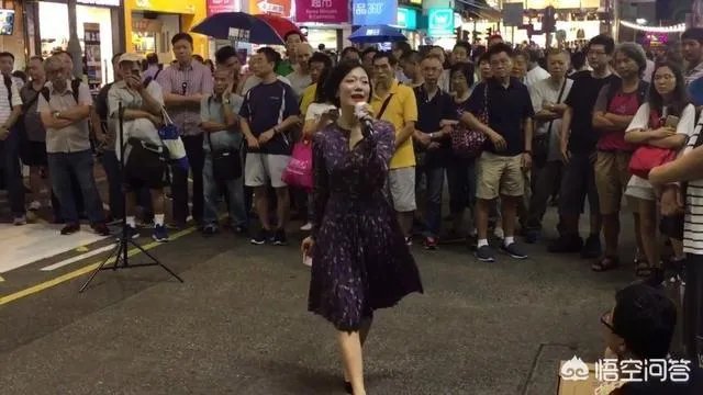李亚鹏的新女友长得很像香港街头唱歌的小龙女，但是看介绍觉得应该不是，有知情的吗？