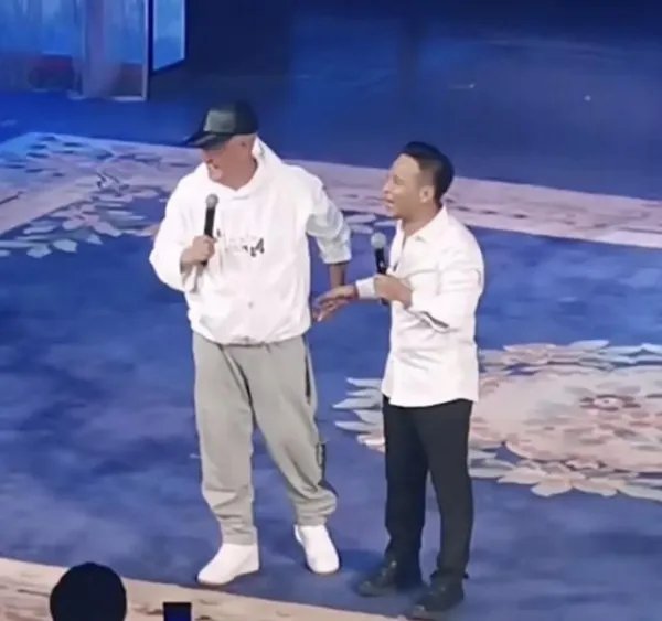 赵本山登台表演遭“女粉丝”文松拥抱索吻，有多欢乐？