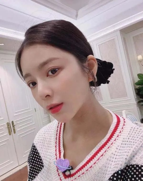 杜淳妻子晒孕照，脖子肤色较黑，问大家卸完货还能白回去吗？