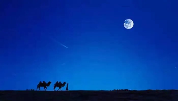 中秋之夜,皓月当空,长期漂泊海外的诗句