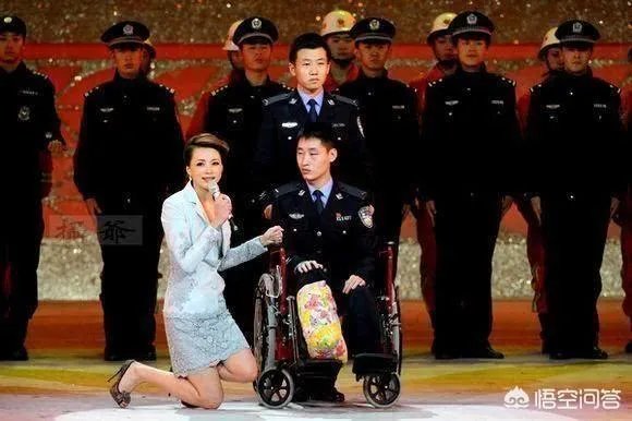 央视一姐董卿当众下跪，到底怎么了？