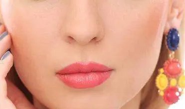 假体隆鼻术后效果自然吗