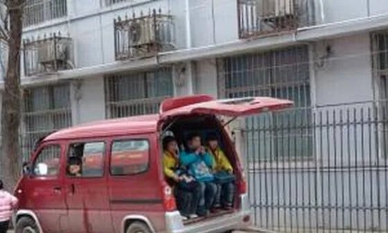 中国校车冲破墙面~完好无损~孩子的福音~中国的希望！