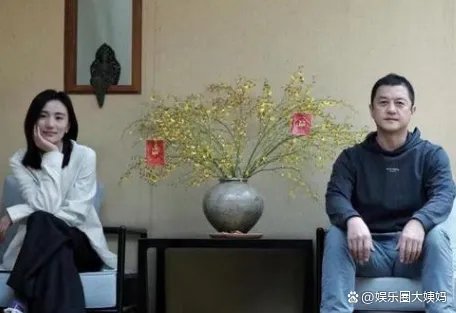 李亚鹏与女友拍婚纱大片，左手戴钻戒疑好事将近，两人是真爱吗？