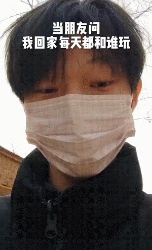 神似梅西男子被民众围堵合影 都想要甜头的动态图