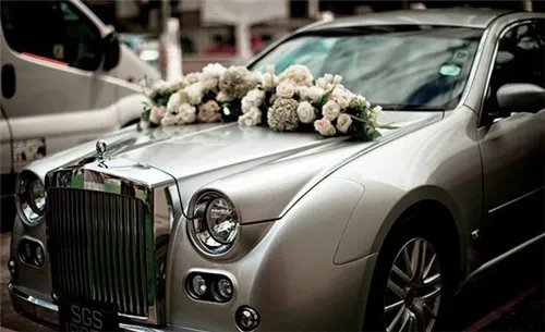 婚礼车花可以如何装饰   婚礼车花用仿真鲜花效果如何