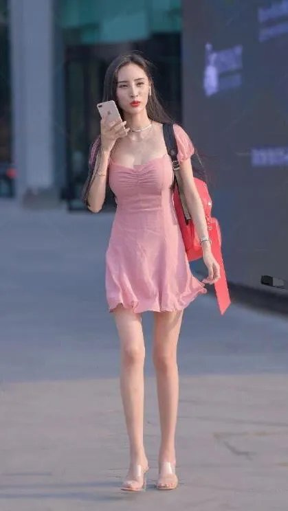 成年女性穿粉色就是装嫩，你怎么认为？