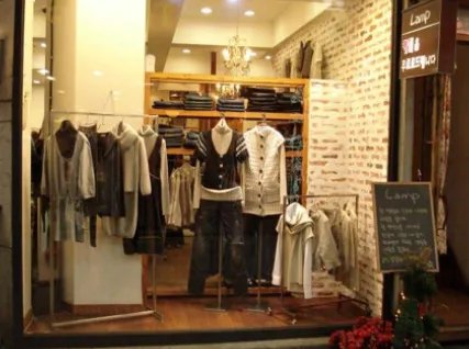 想要投资一家服装加盟店,究竟有什么要注意的呢?