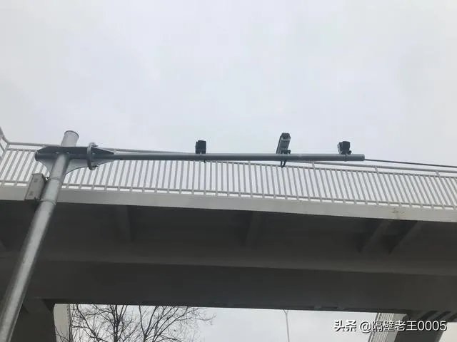 闯红灯电子警察怎样启动