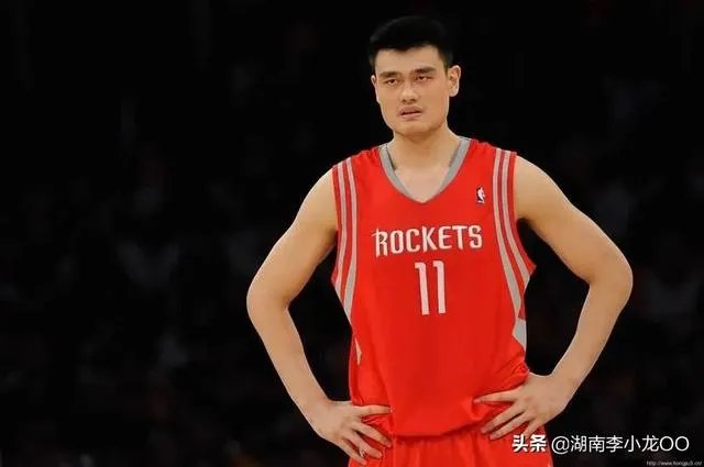 跟姚明合影，如何站位才能避免尴尬？