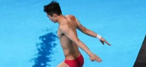 男子十米跳台包揽金银牌，你知道跳水十米台和三米板的区别吗？