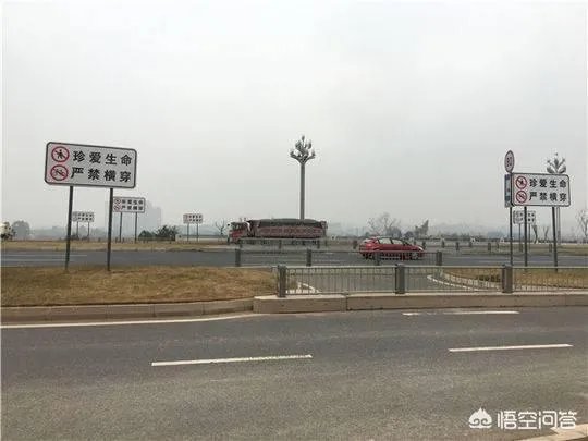 上个月成都一劳斯莱斯撞死两人路口被封死、过街隧道已修好，此事你怎么看？