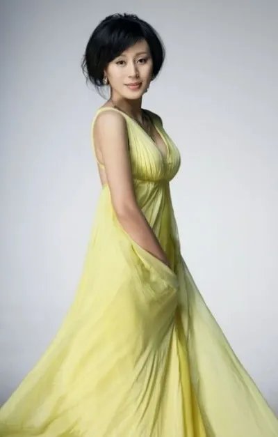 17岁进中戏合作胡歌走红 与老公裸婚至今