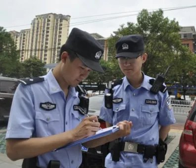 两个蟊贼骑着偷来的摩托去偷摩托,如何看待他们的行为呢?