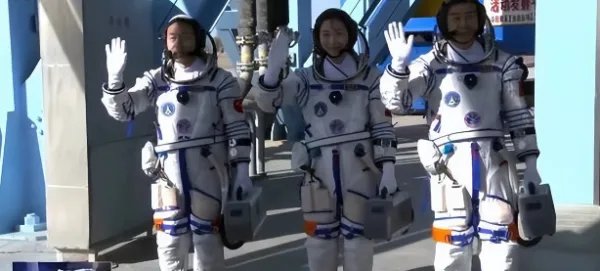 航天员飞行前,手里提的那个小箱子是干什么用的?