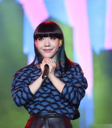 中国好声音吴莫愁唱让我一次爱个够获赞  与导师合唱太惊艳