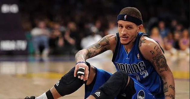 网传詹姆斯的前队友德隆蒂·韦斯特已经沦为了流浪汉，这是真的吗？