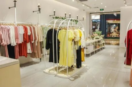想要投资一家服装加盟店,究竟有什么要注意的呢?