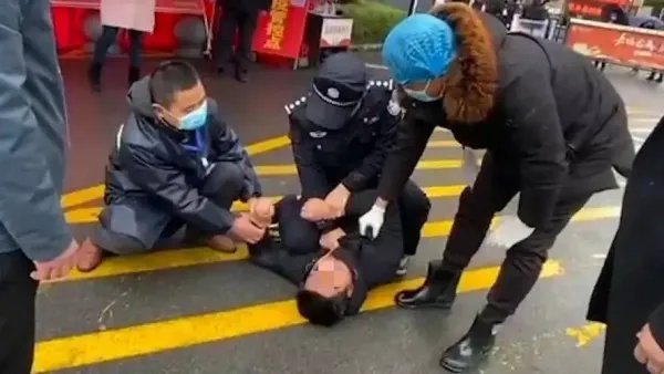 防疫人员将男子压在地，涉事民警道歉，为何总有此类事件发生？