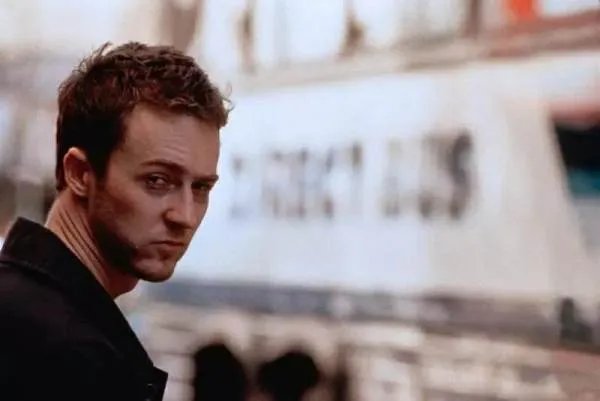 《搏击俱乐部》的剧情是什么？