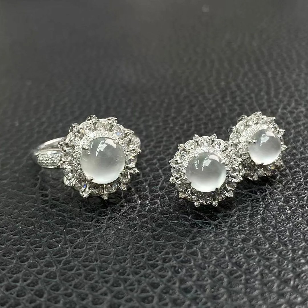 纯白色之恋~白冰翡翠戒指，上手精巧雅致，安安静静的小贵气~