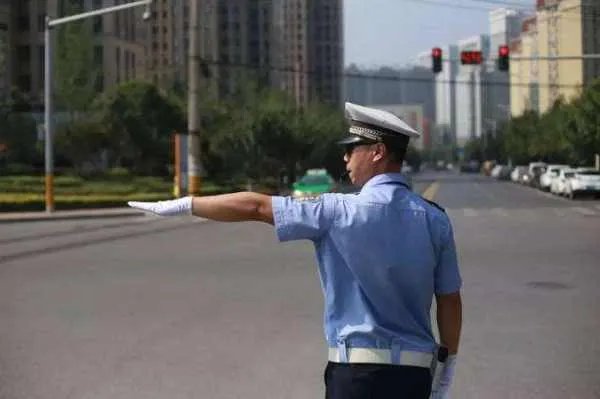 车辆通过没有交通信号灯也没有交通警察