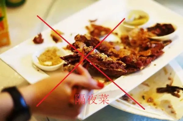 31岁小伙疑因吃隔夜菜失明瘫痪，为何总有人不在乎吃剩菜？