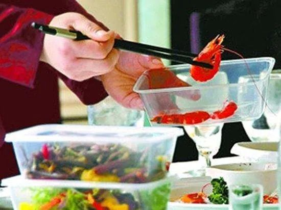 31岁小伙疑因吃隔夜菜失明瘫痪，为何总有人不在乎吃剩菜？