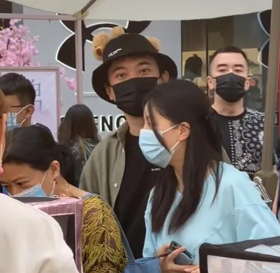 王思聪带美女逛街，女伴有何背景？