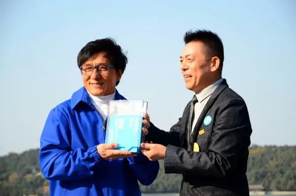 疑似腰伤复发，成龙被搀扶走路，看到我们心目的大哥变成这样你有何感受？