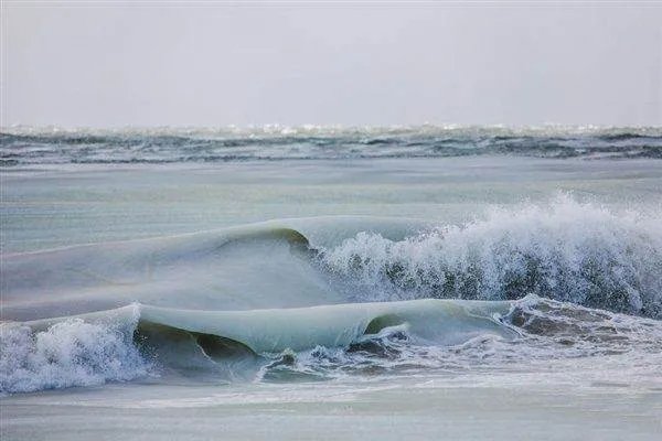 青岛海浪翻涌瞬间被冻住，那里的气温究竟低到了什么地步？