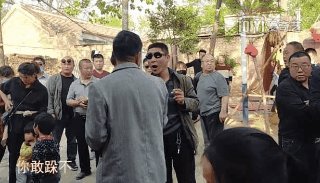 大衣哥朱之文家门被村民踹开，网传大衣哥要搬家，你觉得他会搬吗？