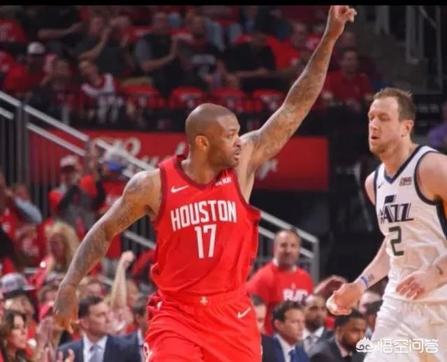 “摸头”上瘾？保罗在采访时，塔克再次偷袭摸头成功。为何这次保罗只是口头警告塔克？