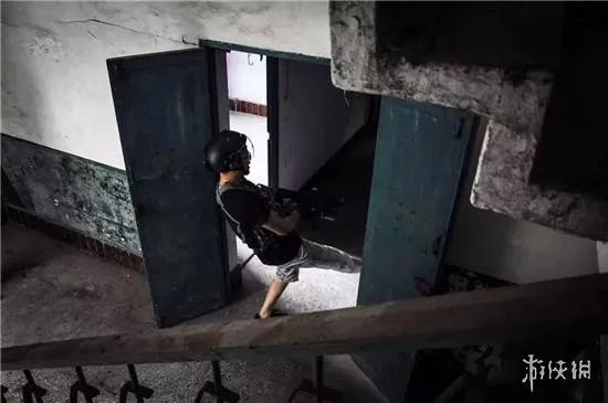 全国首家真人版《绝地求生》来了 赢了真的有鸡吃！